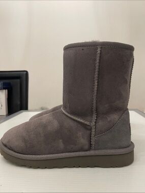 UGG WINTER CLASSIC SHORT II BOOTS BOYS-GIRLS SIZE 4
